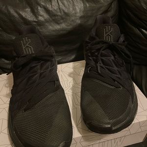 Kyrie Low basketball shoe